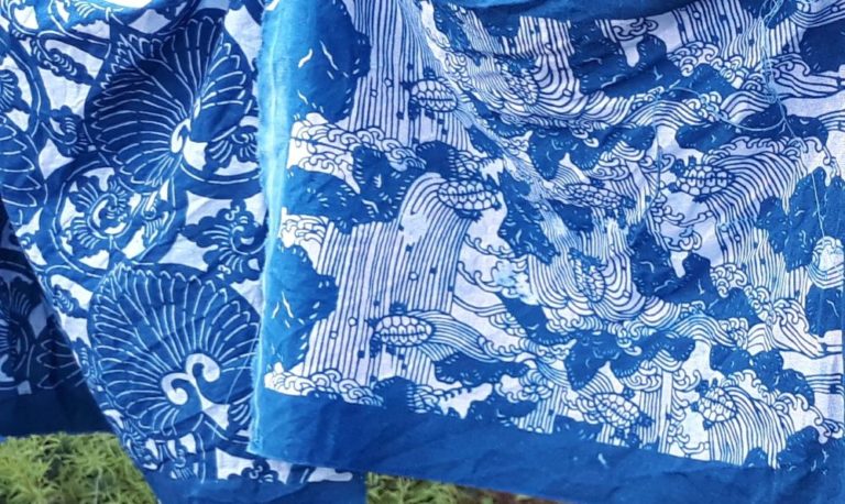 tissus teints à l'indigo selon la technique japonaise du katazome consistant à appliquer avant teinture sur le tissu une pâte de réserve à travers un pochoir