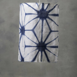 Abat-jour en shibori teint à l'indigo